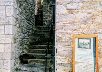 Couvin d'antan borne tanneur patrimoine vieille ville escaliers blasons